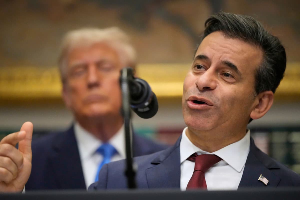 El director de la Agencia del Medicamento de EE UU renuncia tras las presiones de Trump
